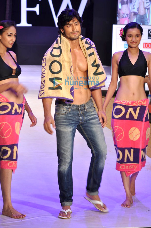 vidyut jamwal walks for welspun at india resort fashion week 2012 7