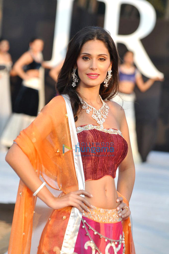 shouger merchant doshis show at india resort fashion week 2012 4