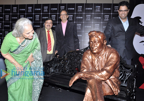 waheeda rehman unveils dev anands statue at utvstars walk of the stars 3