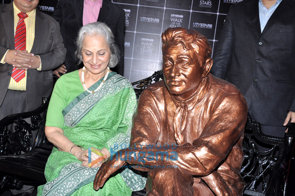 waheeda rehman unveils dev anands statue at utvstars walk of the stars 4