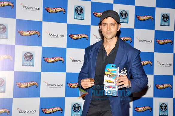 hrithik unveils hotwheels vending machine 4