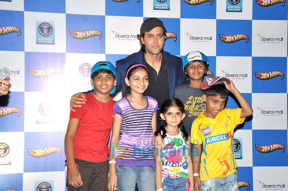 hrithik unveils hotwheels vending machine 5