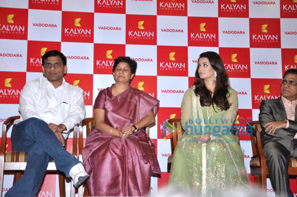 aishwarya rai inaugurates kalyan jewellers showroom in vadodara 7