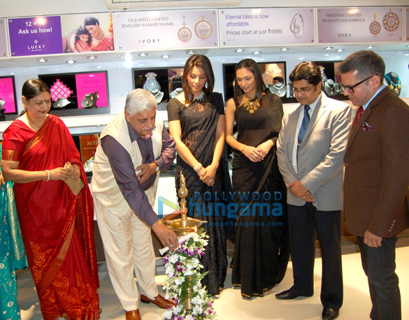 deepti gujral and shamita singha grace tara jewellers launche of myra 2