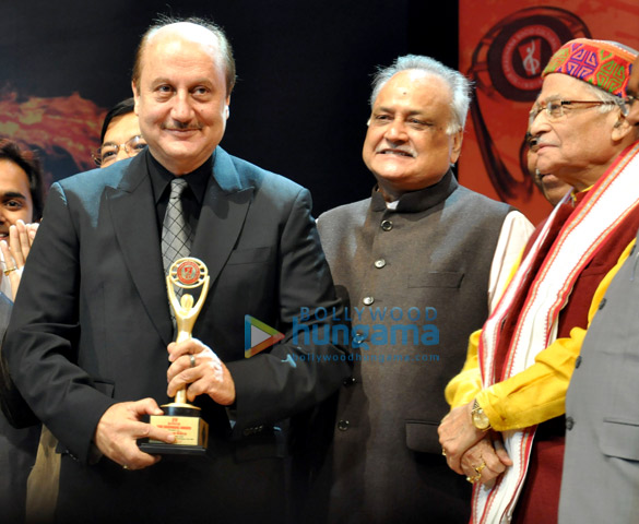anupam kher honoured at the 19th sur aradhana awards 5