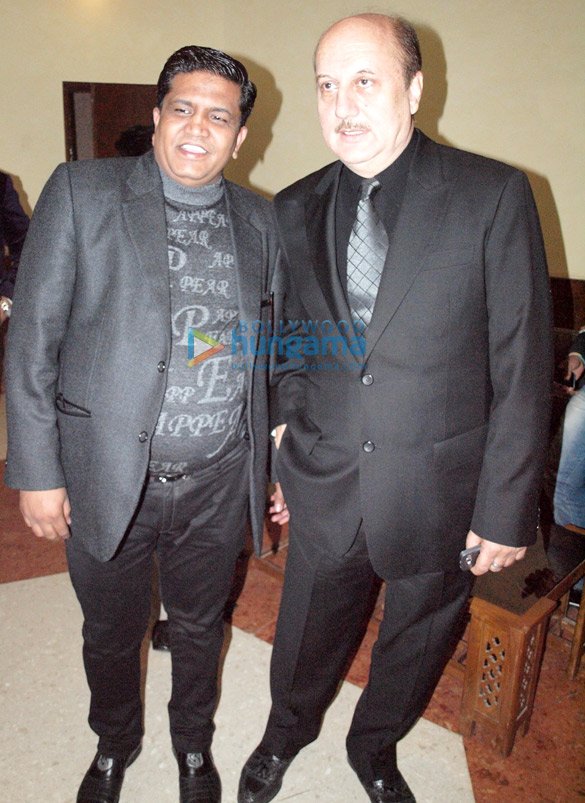 anupam kher honoured at the 19th sur aradhana awards 7