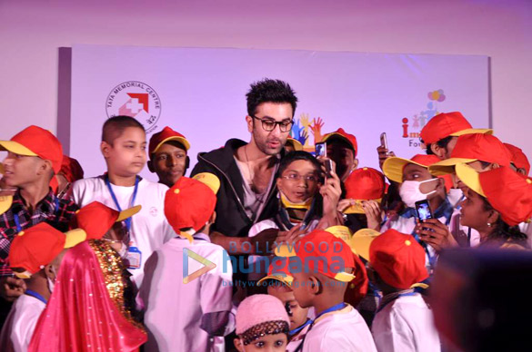 ranbir varun celebrate christmas with underprivileged kids at hope 2012 2