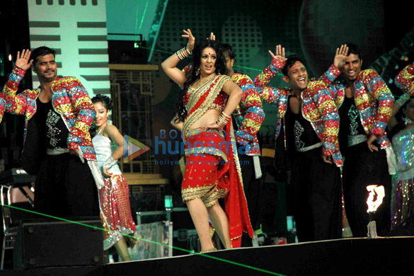 celebs perform at aamby valleys city glitterati 2013 new year bash 14