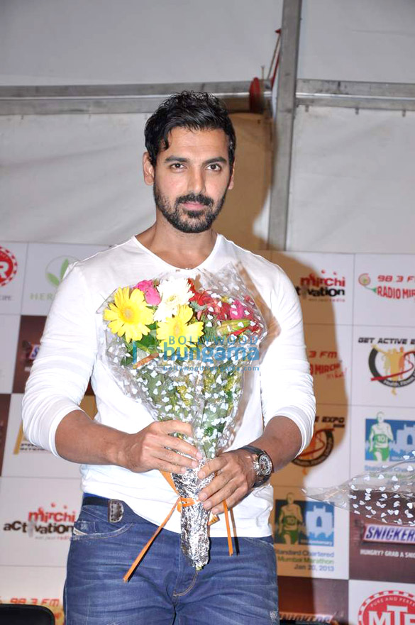 john abraham at standard chartered mumbai marathon expo 6