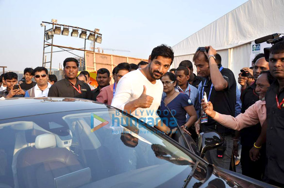 john abraham at standard chartered mumbai marathon expo 11