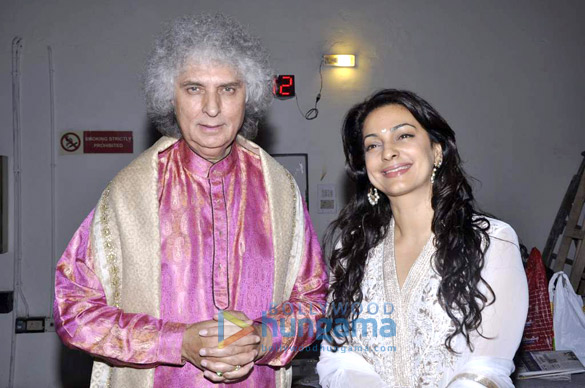 juhi chawla at pt shivkumar sharma zakir hussains concert 2