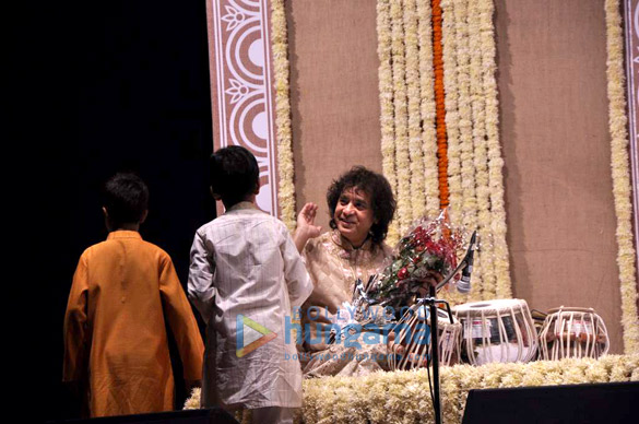 juhi chawla at pt shivkumar sharma zakir hussains concert 4