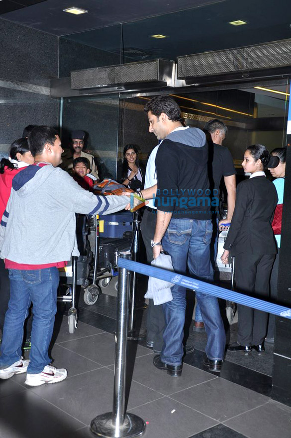 abhishek snapped at the airport 3