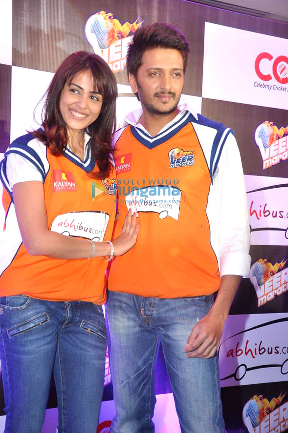 riteish and genelia unveil the jersey of their ccl team veer marathi 7