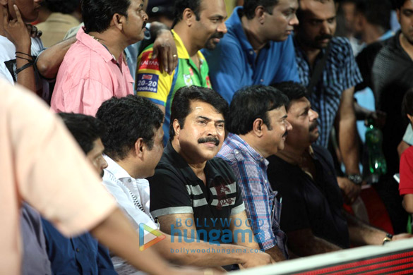 salman khan at mumbai heroes vs kerala strikers match 12