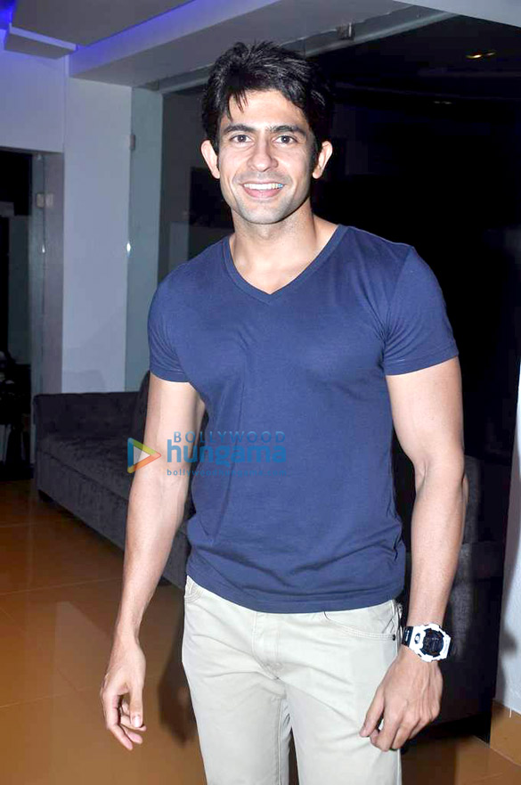 surveen chawla hosts screening of singh vs kaur 8