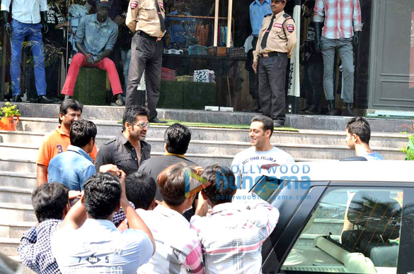salman suniel shetty snapped outside being human store 9