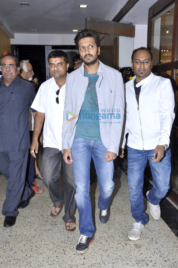 riteish inaugurates anand panchals exhibition 7