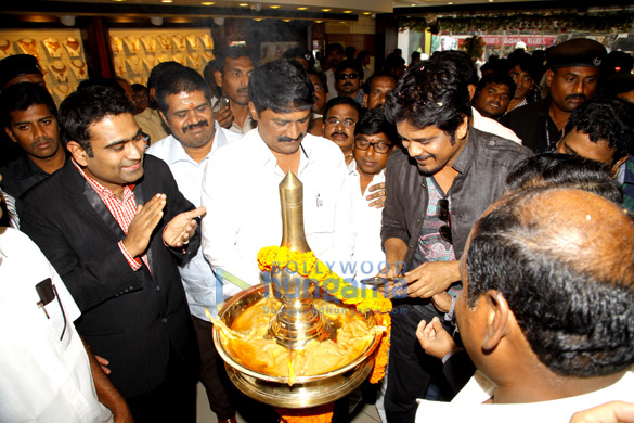 nagarjuna inaugurates kalyan jewellers 45th showroom in visakhapatnam 3