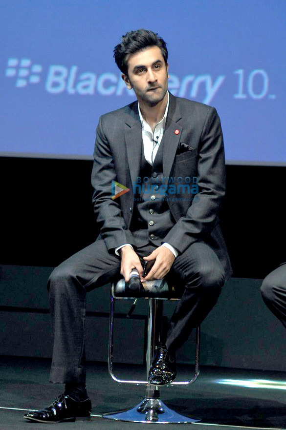 ranbir kapoor launches blackberry z10 in india 13