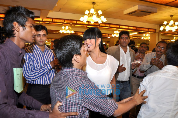 veena malik doing a kiss event on her birthday 5