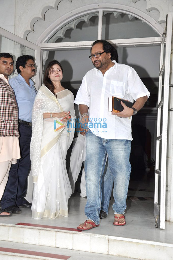 shilpa neil others at sonu nigams mothers prayer meet 7