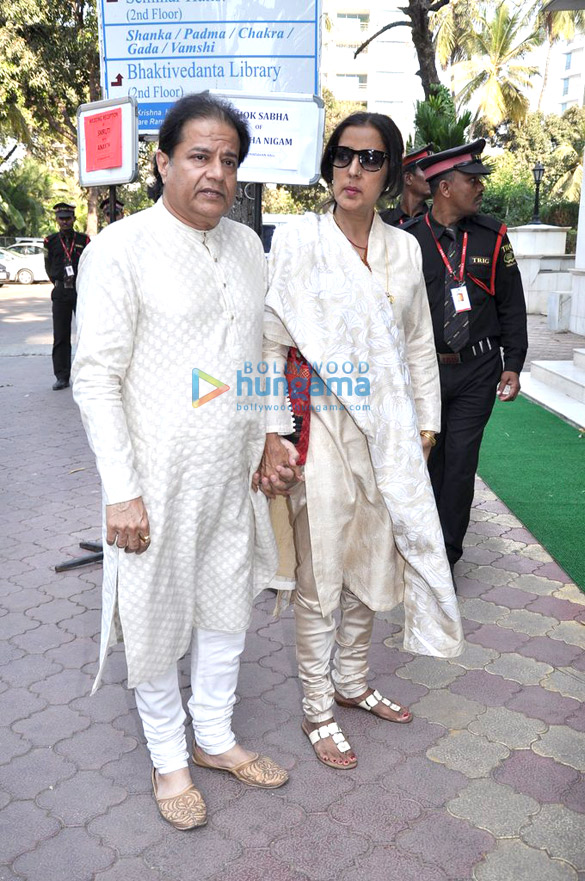 shilpa neil others at sonu nigams mothers prayer meet 14