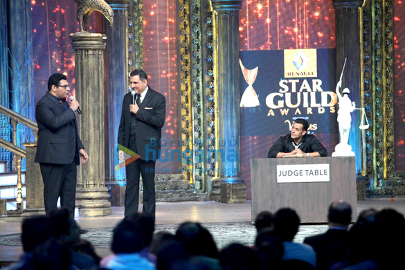 salman promotes jolly l l b with boman arshad at the star guild awards 2013 4