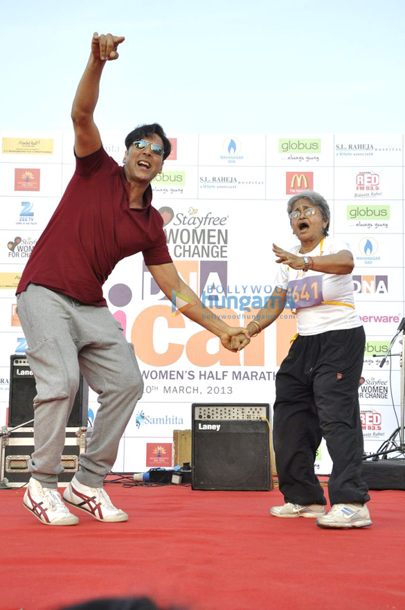 akshay jackky at dna womens half marathon 6