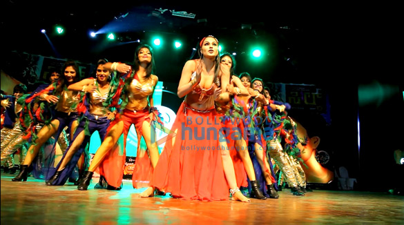 veena malik at the silk sakkath maga music launch 11