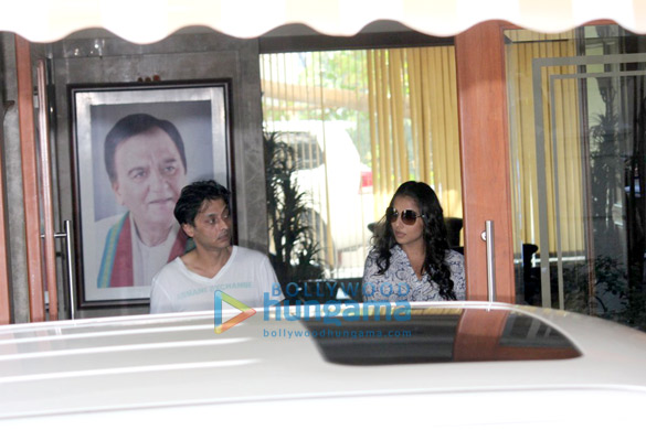 rajkumar hirani vidya balan apoorva lakhia visit sanjay dutts residence 3