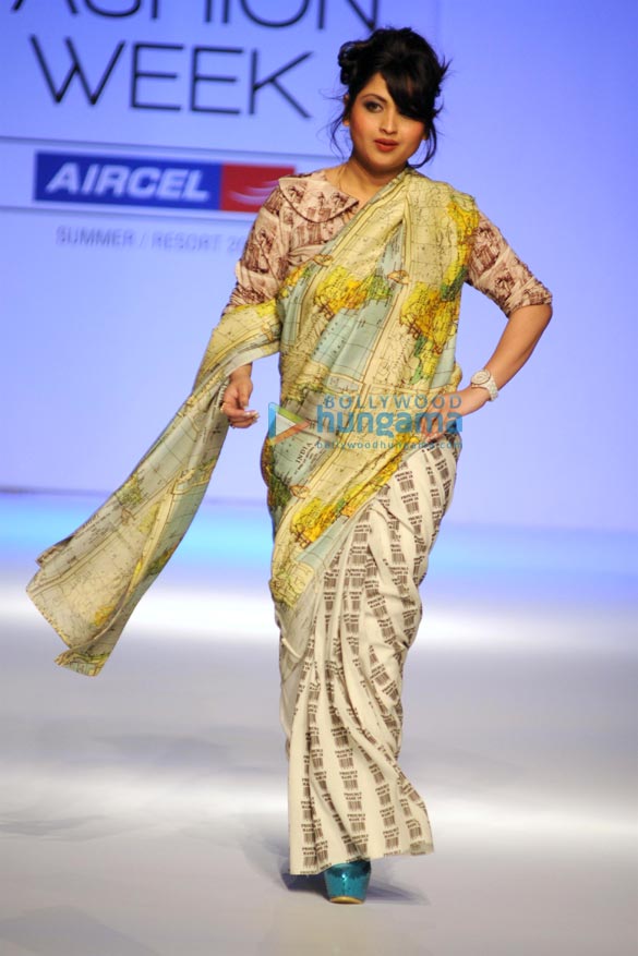 celebs walk for aarti vijay gupta at lakme fashion week 2013 day 2 3