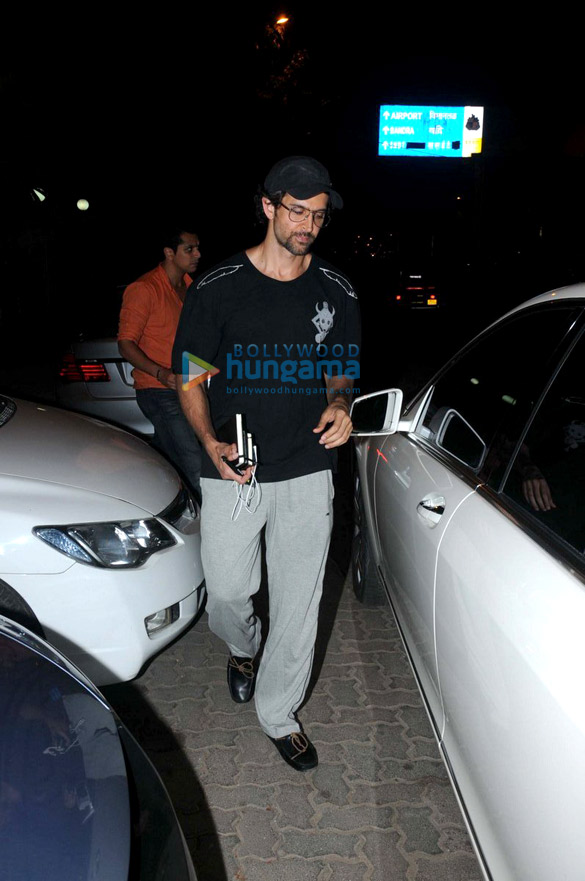 hrithik roshan snapped in bandra 5