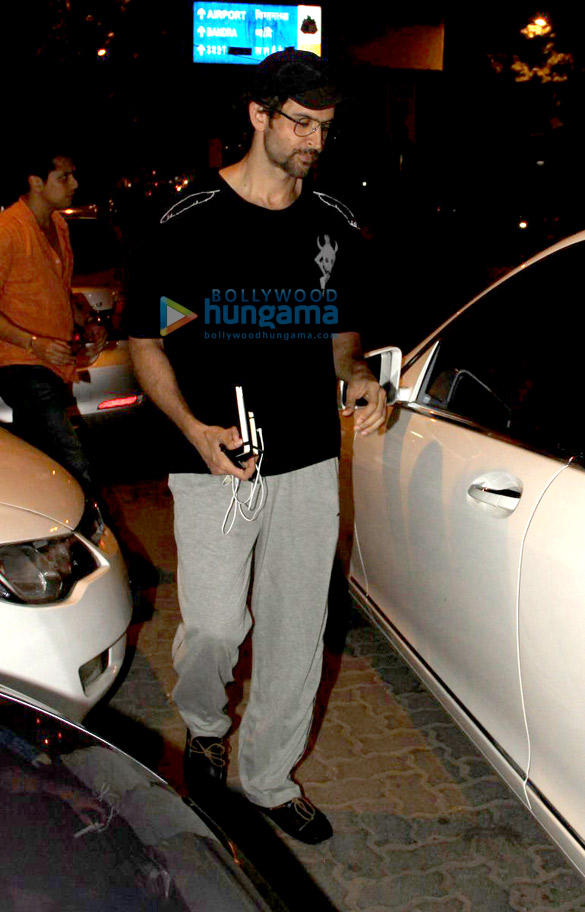 hrithik roshan snapped in bandra 6