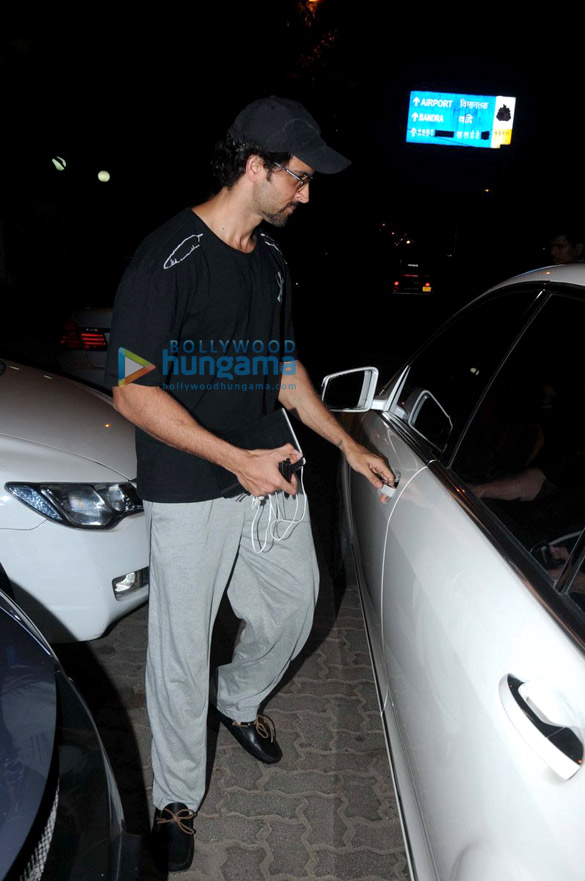 hrithik roshan snapped in bandra 7