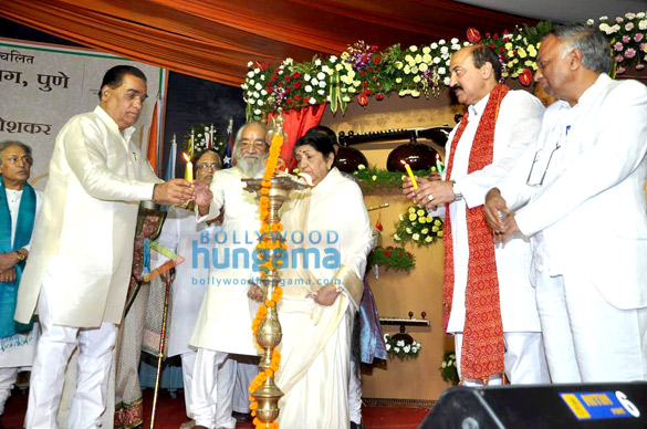 lata mangeshkar at vishwashanti kala academy award 3