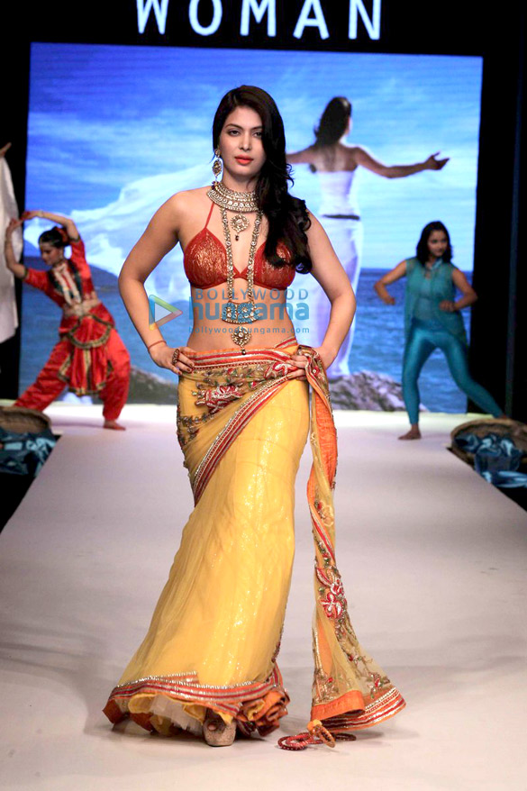 shriya saran walks the ramp for archana kocchar at the iijw 2013 4