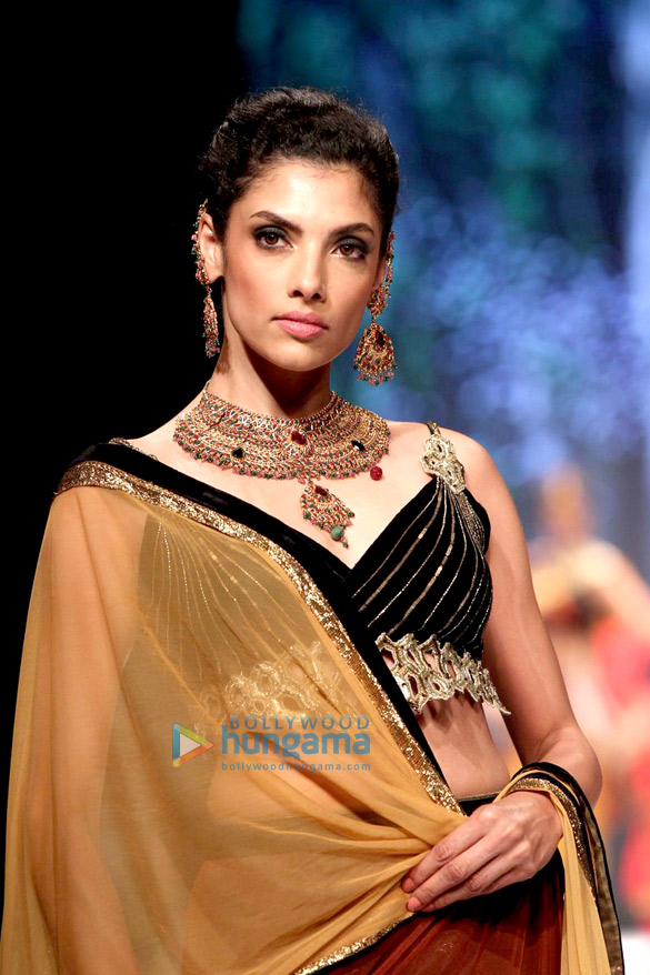 shriya saran walks the ramp for archana kocchar at the iijw 2013 7