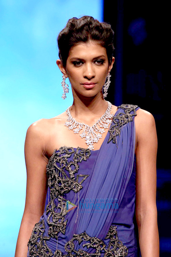 shriya saran walks the ramp for archana kocchar at the iijw 2013 8