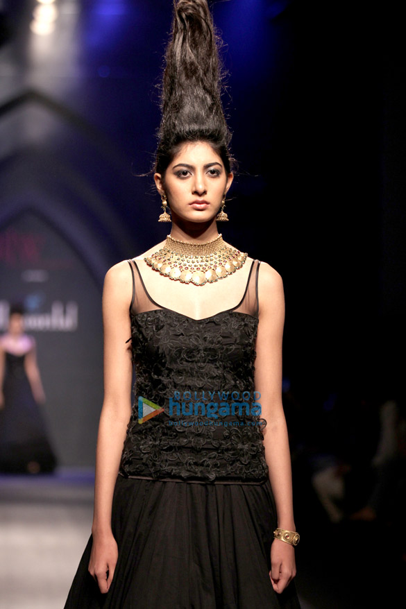 chitrangda singh walks the ramp for hazoorilal 7