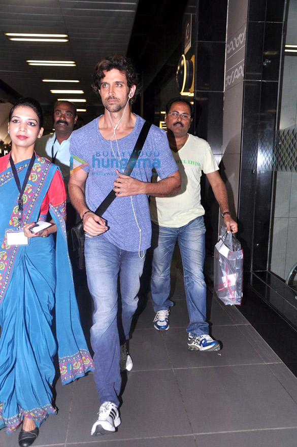 hrithik roshan returns from singapore 3
