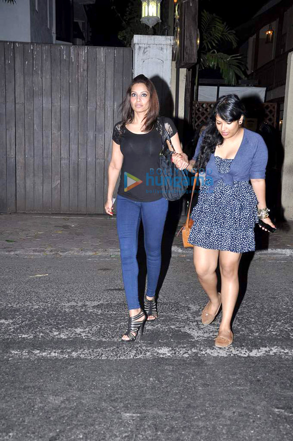 bipasha basu snapped outside bungalow 9 in bandra 2