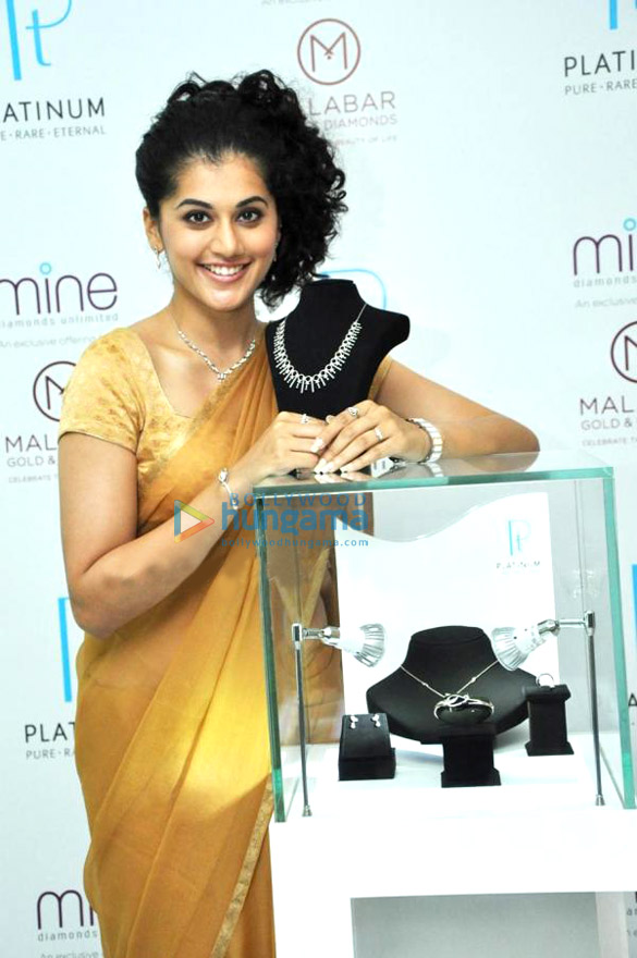 taapsee pannu unveils malabars new jewellery range 3