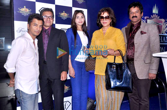 zeenat aman at the press conference of rajasthan fashion week 3