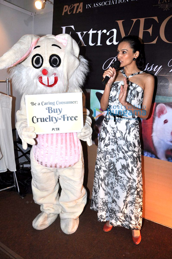 shazahn and dipannita at luxury india expo 12
