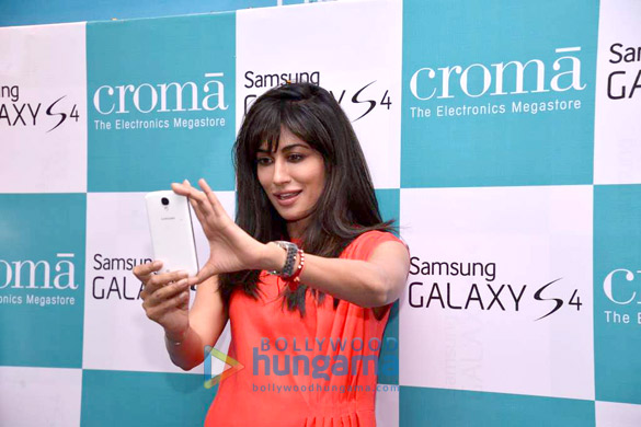 chitrangda launches samsung galaxy s4 5