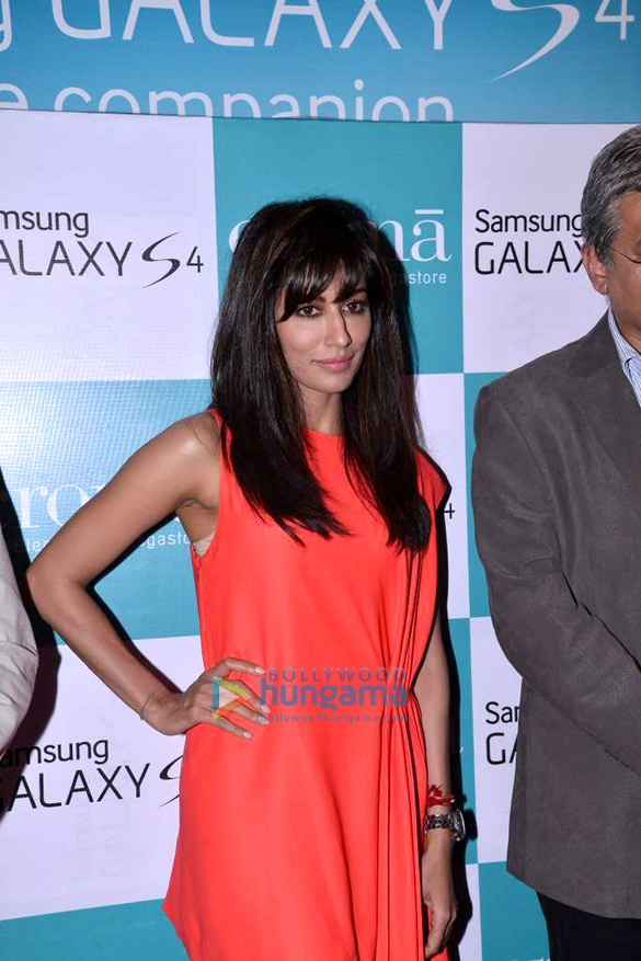 chitrangda launches samsung galaxy s4 13