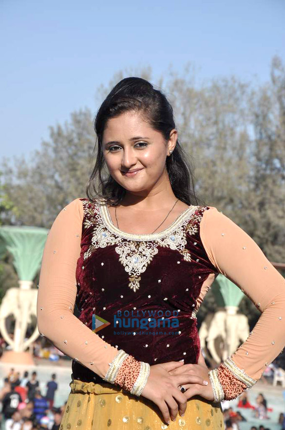 rashmi desai performs live at water kingdom 7