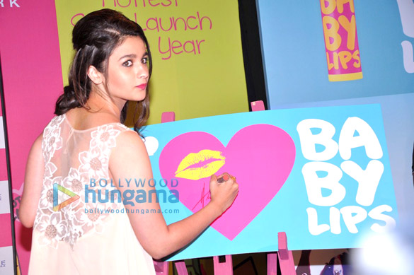 alia bhatt unveils maybellines new collection 6