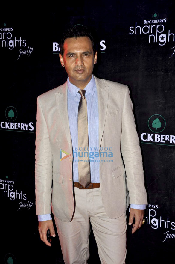 arjun and ayushmann unveil blackberrys spring summer 13 collection 22